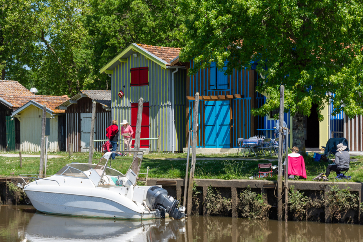 Les maisons de pêcheurs colorées, typiques de la commune de Biganos