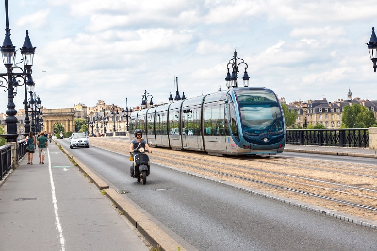 Tramway Bordeaux aéroport - Un tramway en circulation 