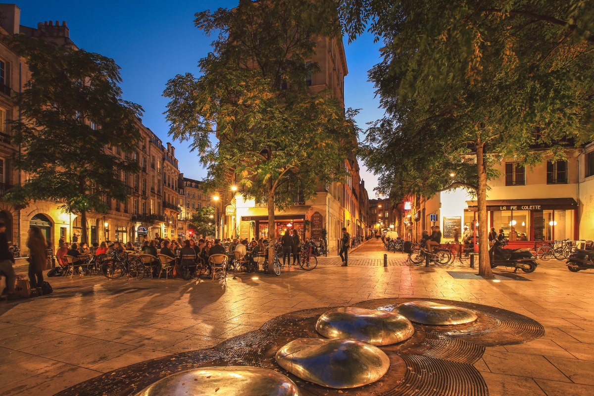 investir logement étudiant bordeaux – la porte de cailhau à Bordeaux le soir