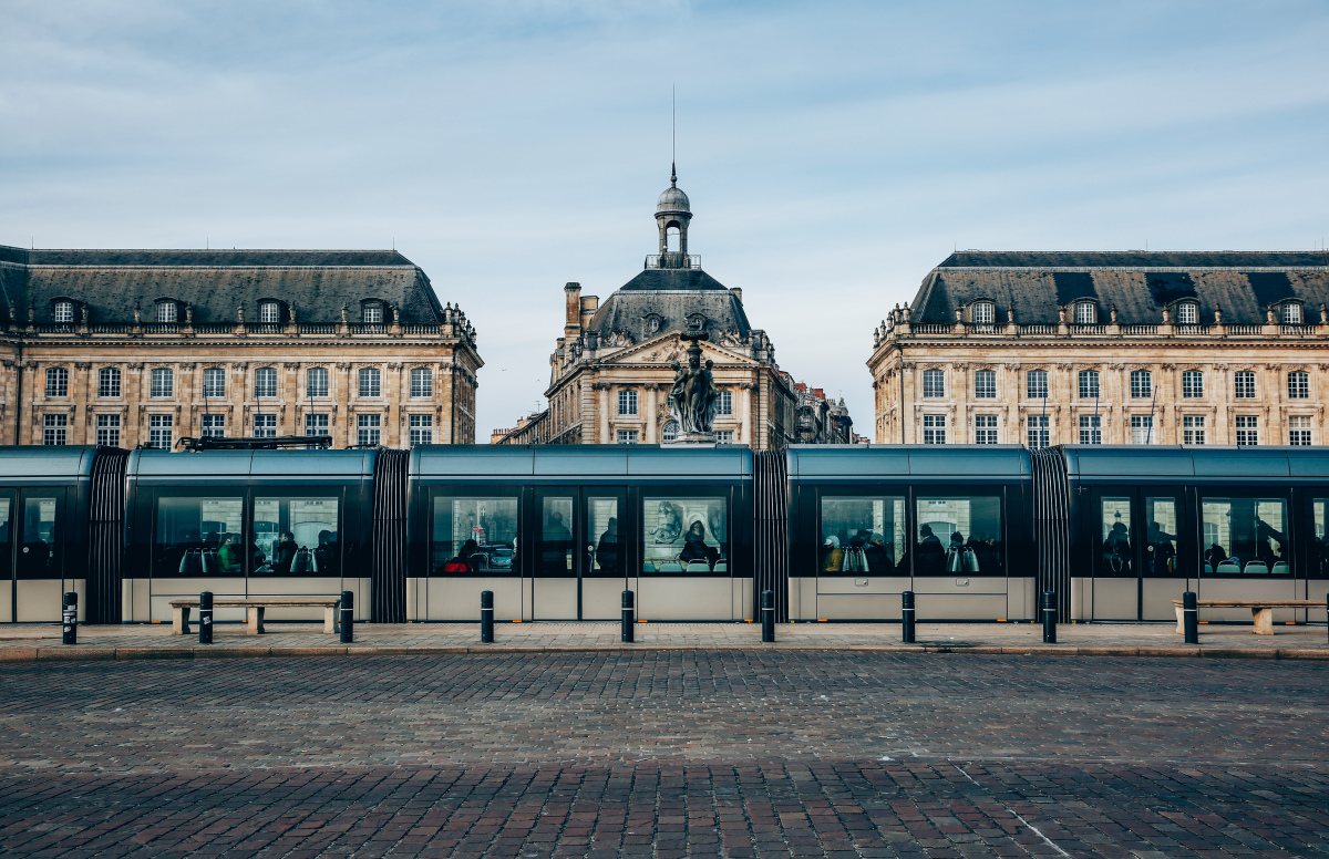 Métro de Bordeaux – Le tramway devant la place de la Bourse à Bordeaux