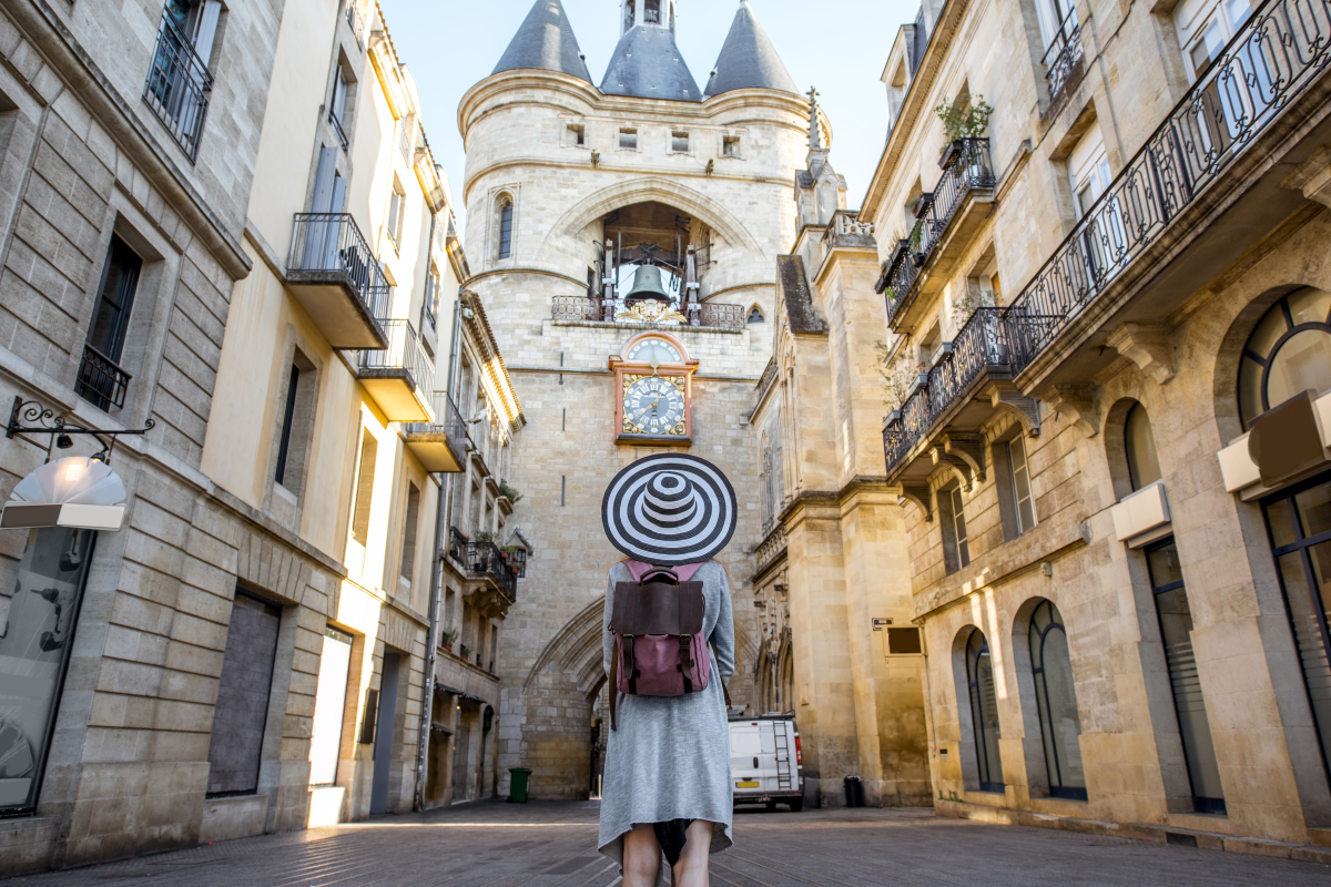 LMNP Étudiant Bordeaux — jeune fille devant la Grosse Cloche de Bordeaux