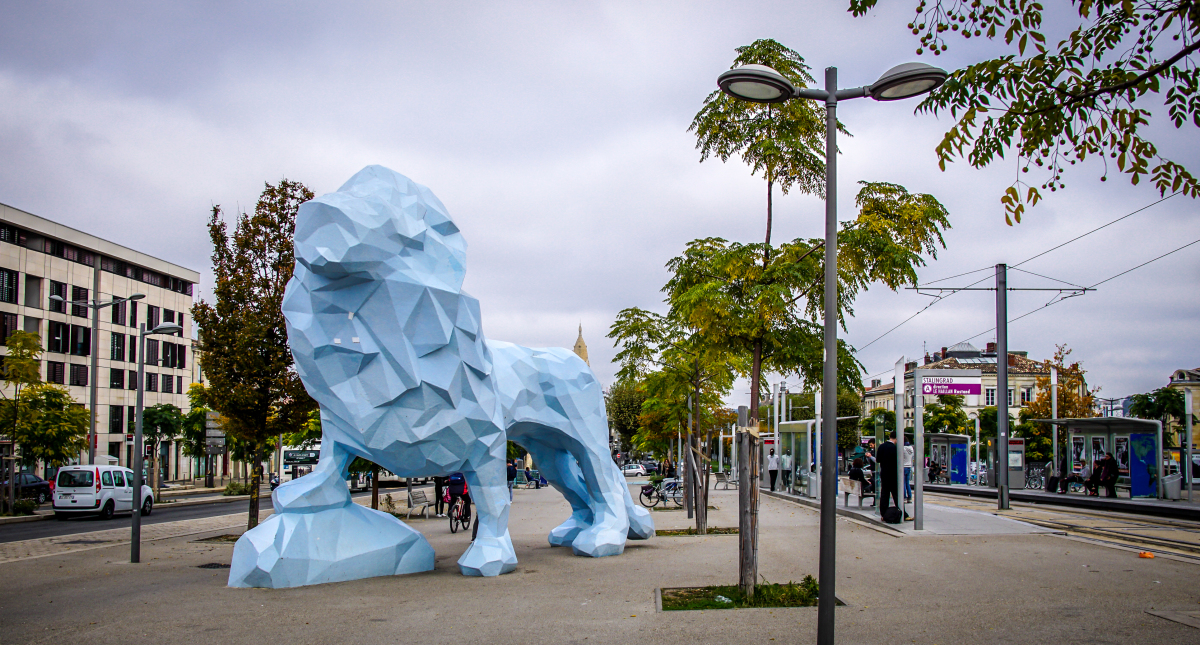 Immobilier à Bordeaux – vue sur le lion bleu du quartier de la Bastide à Bordeaux