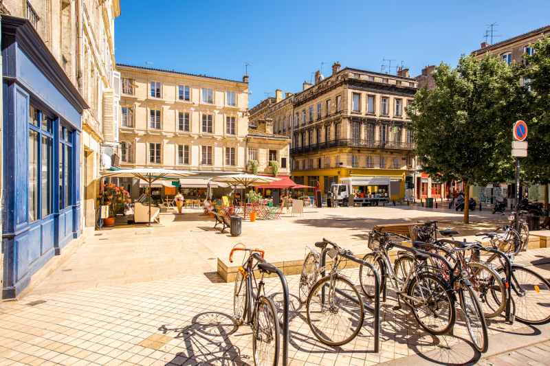 Où investir à Nantes – Une place ensoleillée et pourvue de commerces à Bordeaux