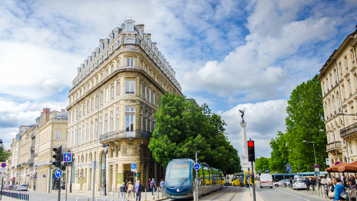  Pinel Bordeaux – Une rue passante et commerçante dans le centre-ville de Bordeaux 
