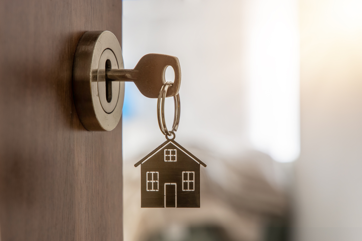 Loi Pinel combien de temps pour louer – Une clé avec un porte-clé maison