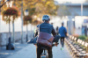 Grands projets Bordeaux – vue sur un homme allant au travail à vélo