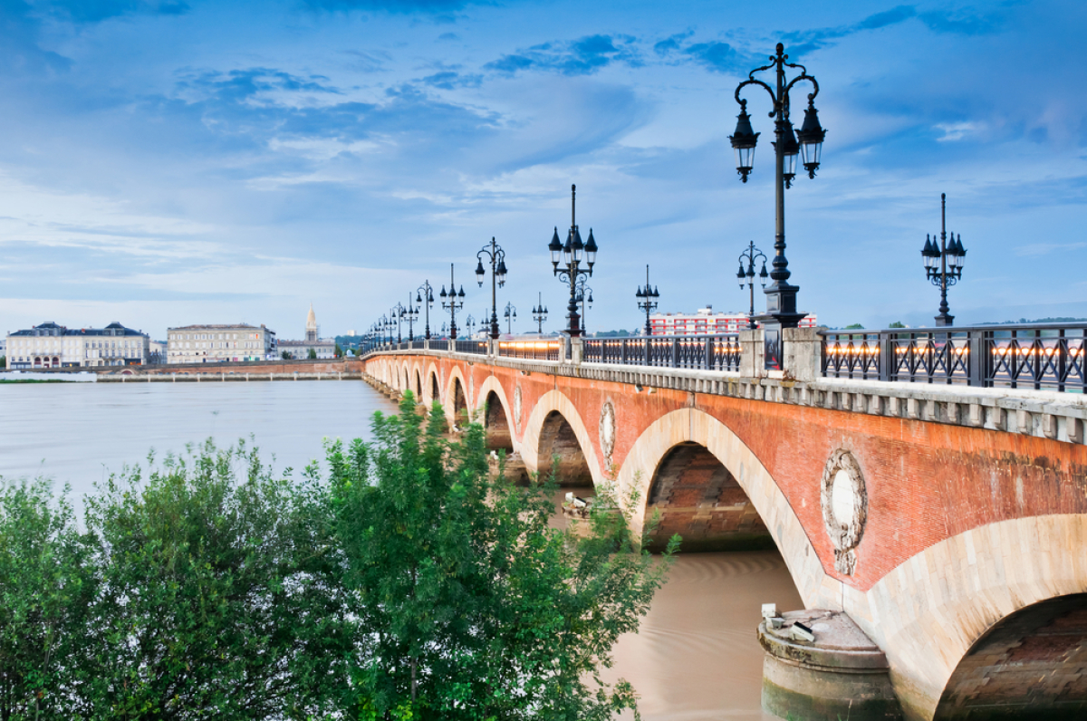 Rive droite Bordeaux - vue sur le pont Saint-Pierre à Bordeaux