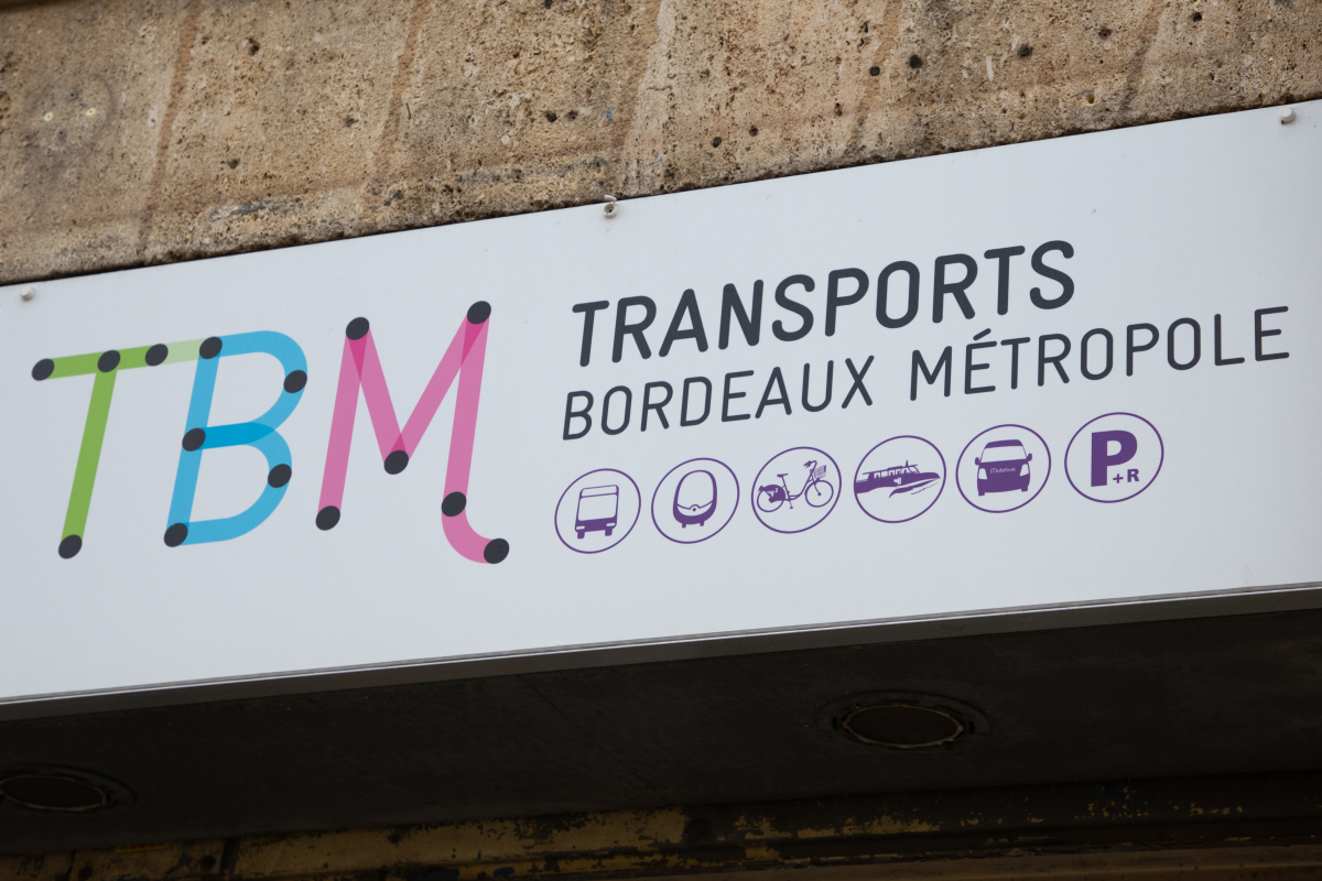  Tramway Bordeaux aéroport - Enseigne d’un point de vente des transports de Bordeaux Métropole 