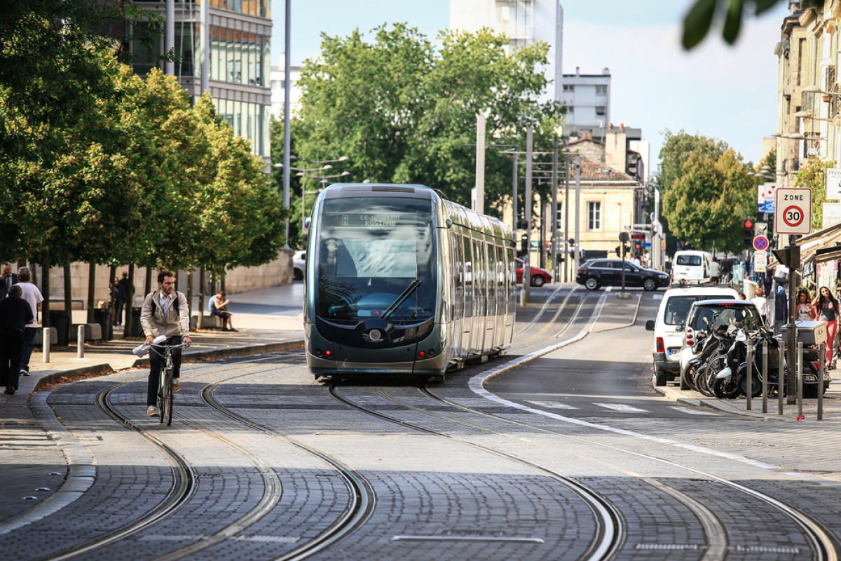  projet urbain Bordeaux – Le tramway à Bordeaux qui traverse la ville 