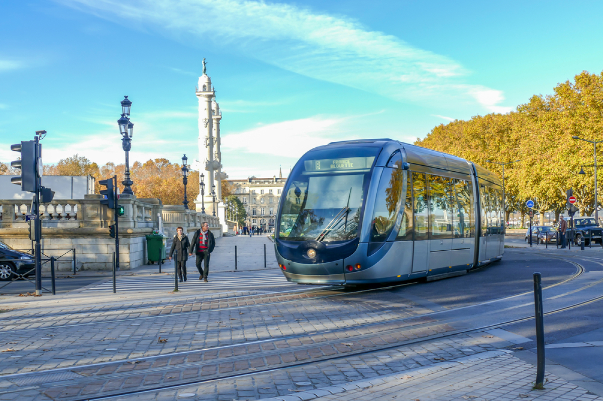 Ancienne gare Ravezies Bordeaux – vue sur la ligne de tramway à Bordeaux