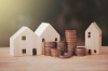 Investissement locatif en couple – Des petites maisons en bois avec des piles de pièces