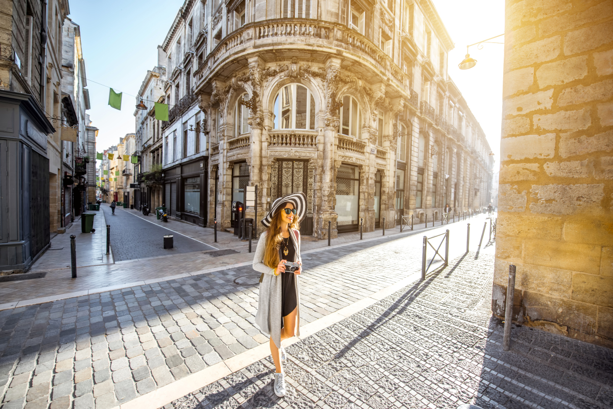 urbanisme bordeaux – vue sur une femme qui se promène dans les rues de Bordeaux