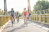 Pont Simone Veil Bordeaux – Des cyclistes en train de traverser un pont à vélo