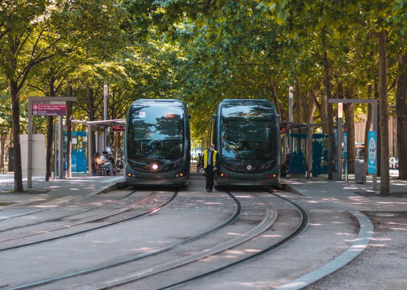 Plan mobilité Bordeaux – Deux tramways dans les rues de Bordeaux