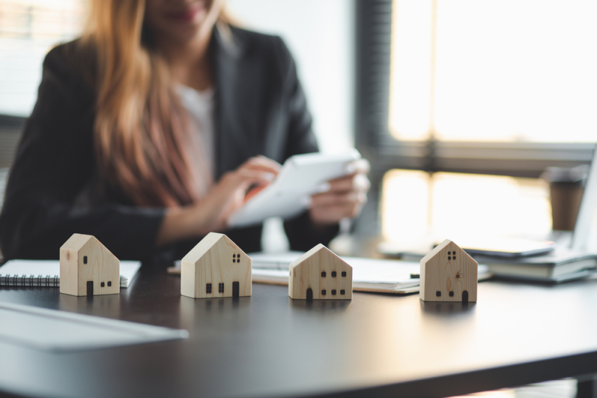 loi pinel propriétaire sans apport – L'agent immobilier regarde plusieurs solutions de maisons