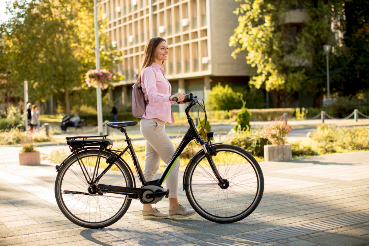 urbanisme tactique – une femme marche à côté de son vélo