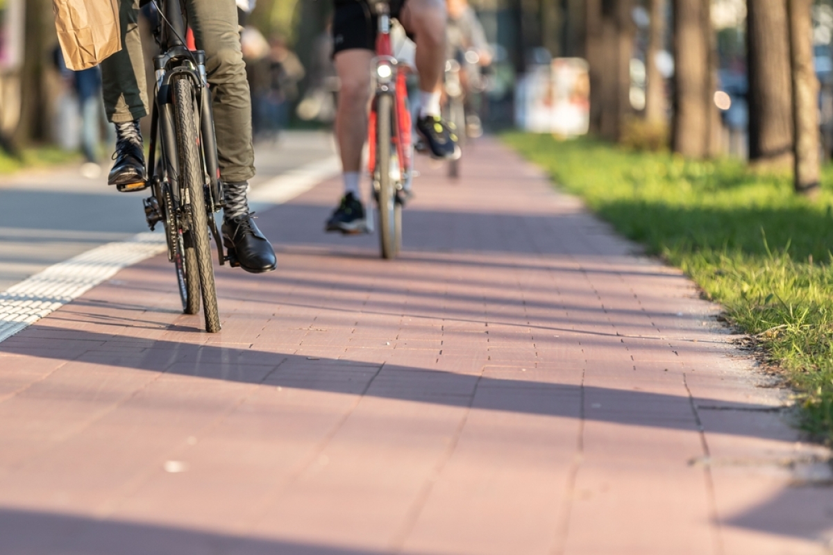 inventer les boulevards du 21e siecle – des cyclistes sur une piste cyclable