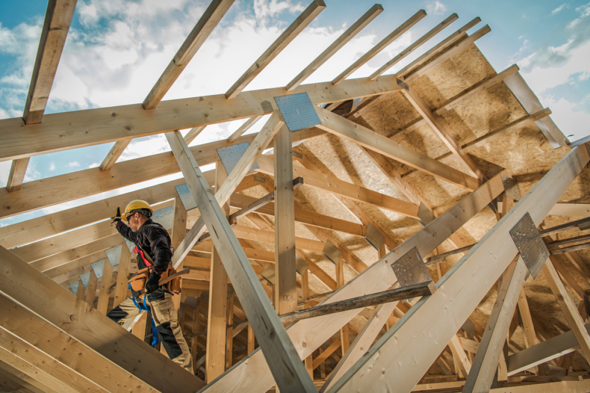 bordeaux métropole au SIMI 2023 – un ouvrier qui travaille sur la structure d’un bâtiment en bois