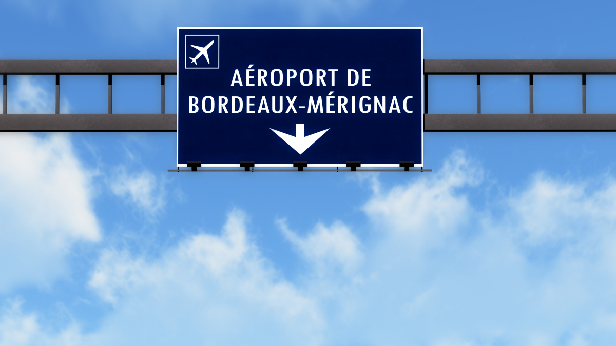 panneau indicateur du l’aéroporte de Bordeaux Mérignac sur l’Autoroute