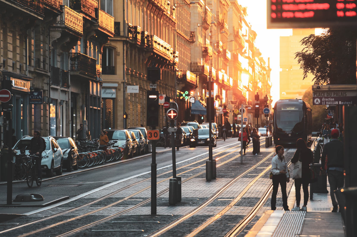 les rues de Bordeaux au coucher du soleil